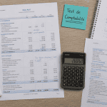 comptabilité test sur table avec documents et calculatrice