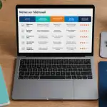 bureau métier en télétravail avec ordinateur et café