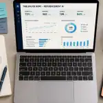 Référencement IA sur bureau avec graphique et carnet